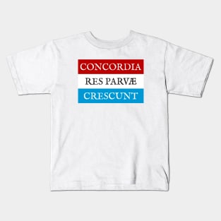 Concordia res parvae crescunt Kids T-Shirt